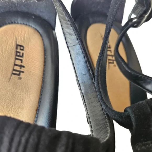 EARTH Caper Suede Wedge EUC - Picture 4 of 9